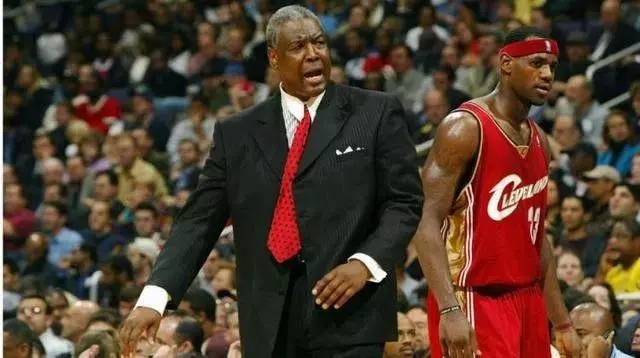 托馬斯直言,NBA辜負了詹姆斯,總是給他配備一群菜鳥級別主教練