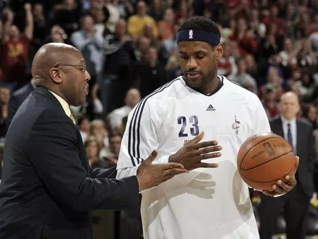 托馬斯直言,NBA辜負了詹姆斯,總是給他配備一群菜鳥級別主教練
