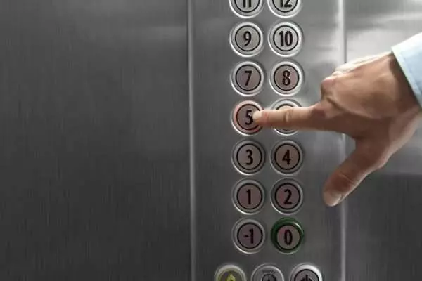 遇到「電梯墜落」時該怎麼辦?很多人只知道「錯誤方法」,很可能因此丟了小命啊!