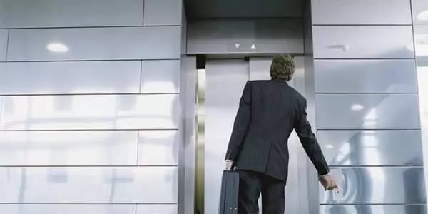 遇到「電梯墜落」時該怎麼辦?很多人只知道「錯誤方法」,很可能因此丟了小命啊!
