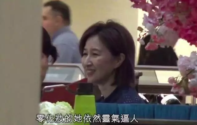 54歲關詠荷近照曝光,素顏出鏡太驚艷了!