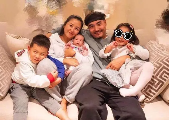 才生完三胎不久,她就復出拚命賺錢,老公連奶粉錢都給不起?