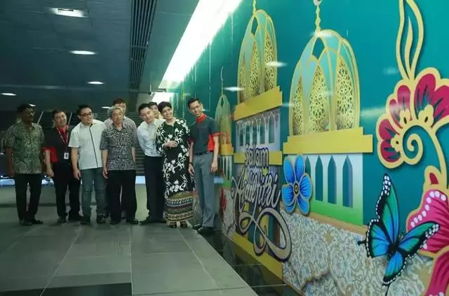 濃濃節日氣息!新加坡巴士穿上了傳統服裝!五彩繽紛的~