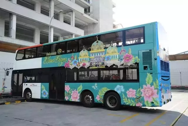 濃濃節日氣息!新加坡巴士穿上了傳統服裝!五彩繽紛的~