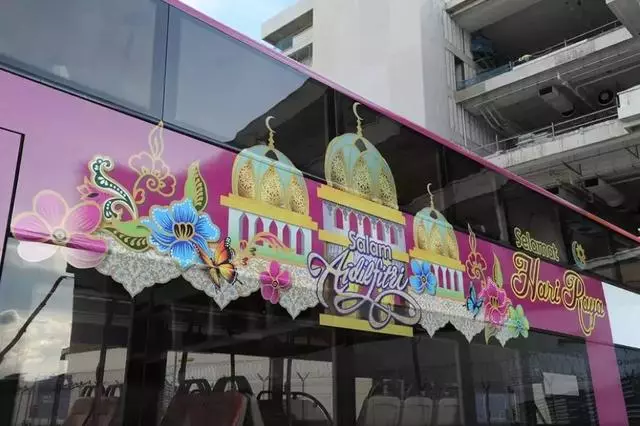 濃濃節日氣息!新加坡巴士穿上了傳統服裝!五彩繽紛的~