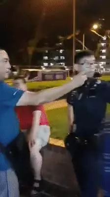 一段視頻瘋傳全島!成千上萬在新加坡的中國人:我們不怕美國,但是怕你們
