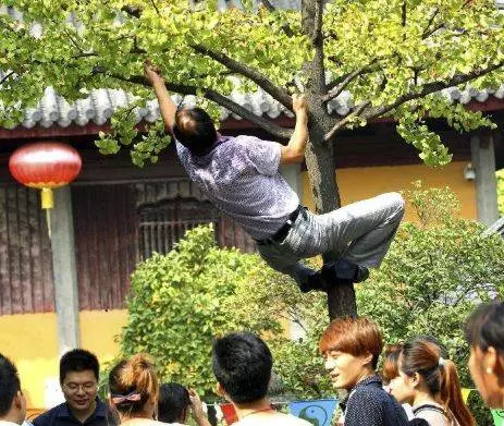 一段視頻瘋傳全島!成千上萬在新加坡的中國人:我們不怕美國,但是怕你們