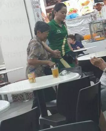 一段視頻瘋傳全島!成千上萬在新加坡的中國人:我們不怕美國,但是怕你們