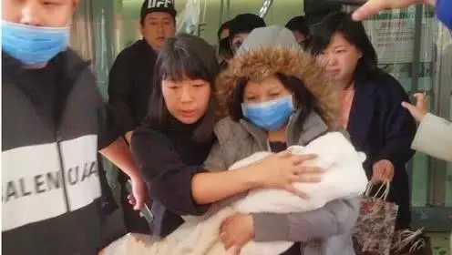 名氣不一樣,高圓圓產後出院沒被拍到照片,而趙麗穎陣仗大!