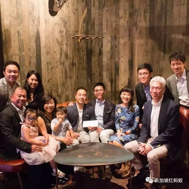 李光耀男孫和男友結婚的全家福照曝光!李顯揚夫婦出席兒子的婚禮