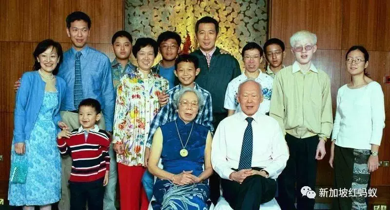 李光耀男孫和男友結婚的全家福照曝光!李顯揚夫婦出席兒子的婚禮