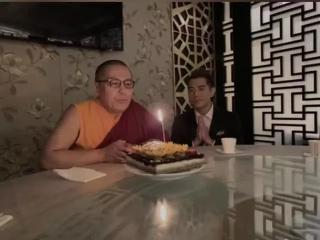 方媛二胎產女後郭富城現身拜佛,西裝革履很虔誠疑欲求子!