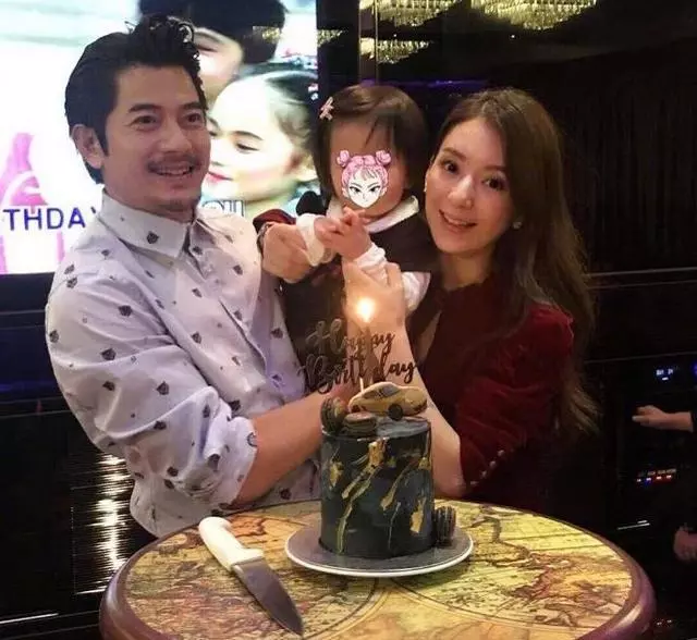 方媛二胎產女後郭富城現身拜佛,西裝革履很虔誠疑欲求子!