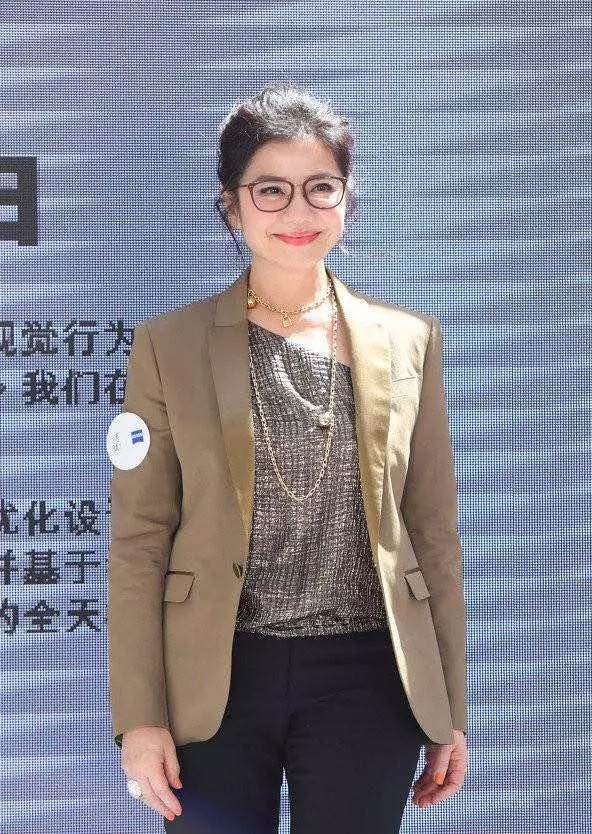 59歲鍾楚紅高調現身,西裝配闊腿褲氣質優雅,網友:美貌犯規了!