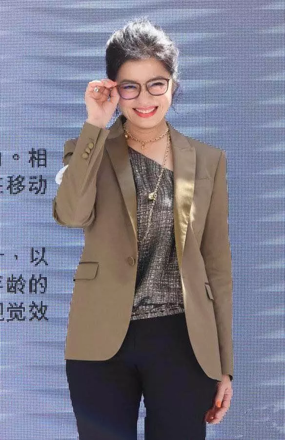 59歲鍾楚紅高調現身,西裝配闊腿褲氣質優雅,網友:美貌犯規了!