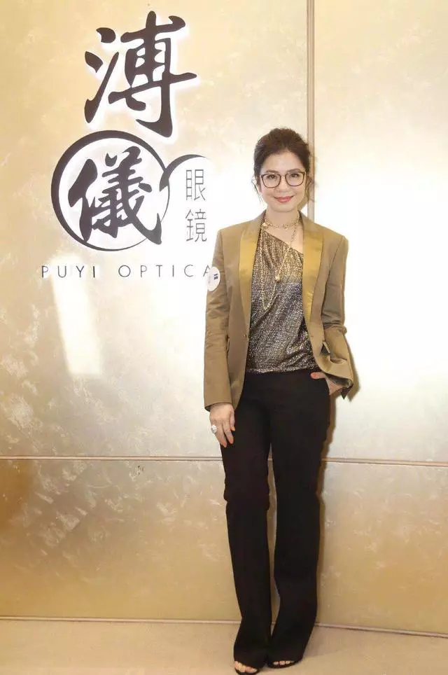 59歲鍾楚紅高調現身,西裝配闊腿褲氣質優雅,網友:美貌犯規了!