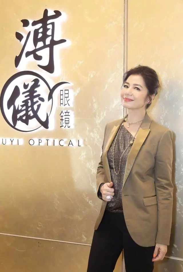 59歲鍾楚紅高調現身,西裝配闊腿褲氣質優雅,網友:美貌犯規了!
