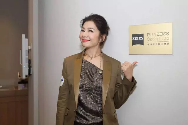 59歲鍾楚紅高調現身,西裝配闊腿褲氣質優雅,網友:美貌犯規了!