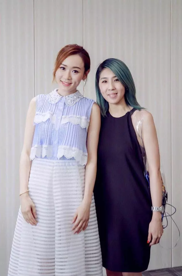 41歲楊思琦高調美回來!一條藍白連衣裙甜美減齡,不愧是港姐冠軍!