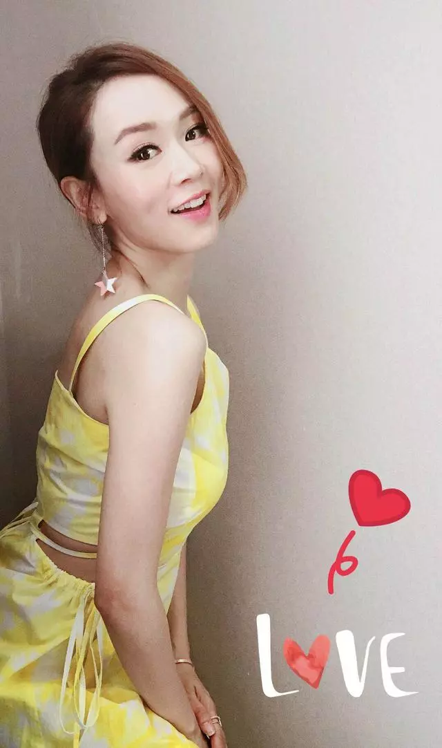 41歲楊思琦高調美回來!一條藍白連衣裙甜美減齡,不愧是港姐冠軍!