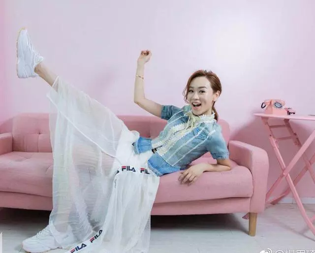 41歲楊思琦高調美回來!一條藍白連衣裙甜美減齡,不愧是港姐冠軍!