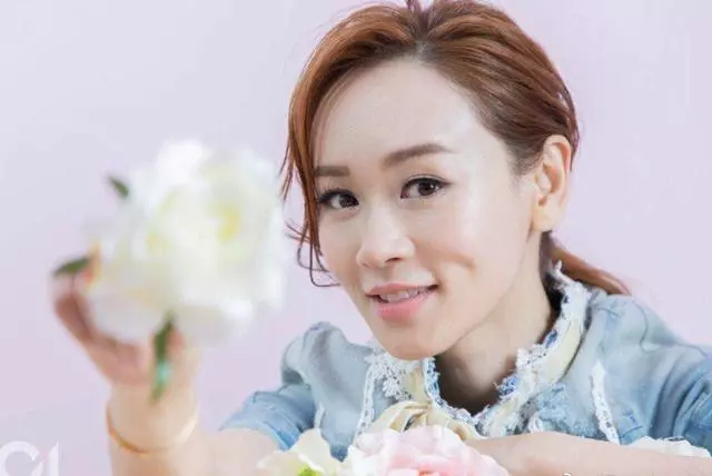 41歲楊思琦高調美回來!一條藍白連衣裙甜美減齡,不愧是港姐冠軍!