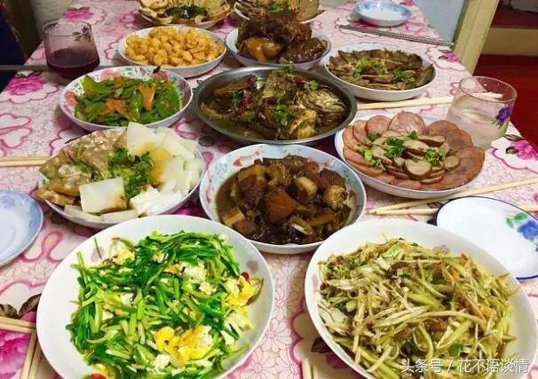 我兒子滿月,繼母來看孩子 。鞋上沾著泥不受公婆待見,隔早婆婆頻頻喊我名字