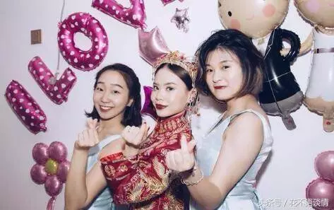 我兒子滿月,繼母來看孩子 。鞋上沾著泥不受公婆待見,隔早婆婆頻頻喊我名字