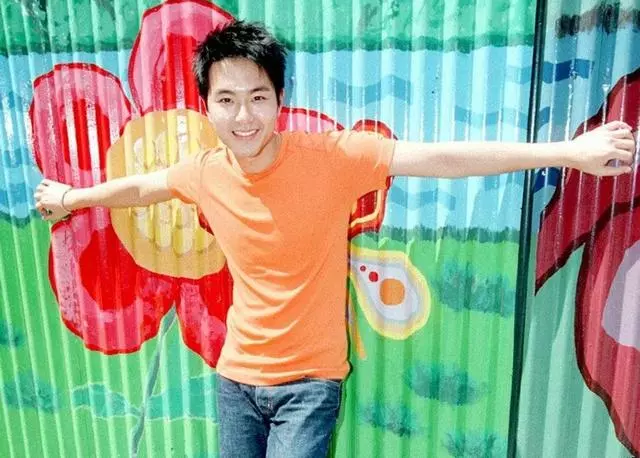 他是鄭伊健的接班人,風頭曾蓋霍建華劉詩詩,今成豪門駙馬