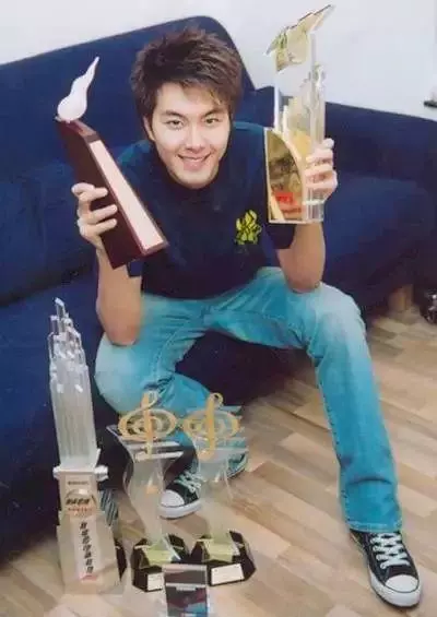 他是鄭伊健的接班人,風頭曾蓋霍建華劉詩詩,今成豪門駙馬