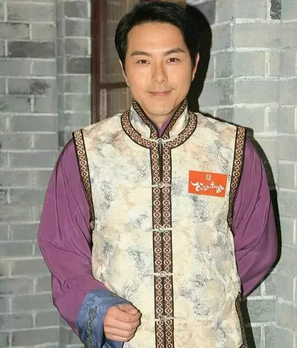 他是鄭伊健的接班人,風頭曾蓋霍建華劉詩詩,今成豪門駙馬