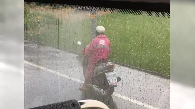 旅遊中遇演習!他驚見婦慘淋雨30分鐘 兩派網友戰翻