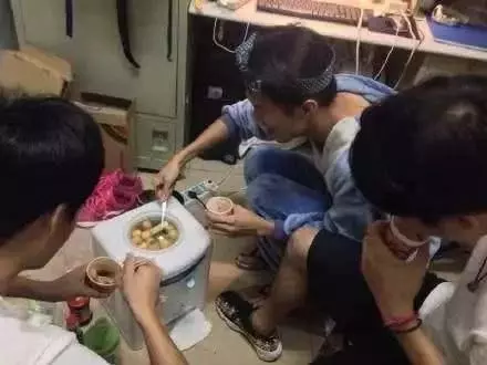 學生宿舍里的沙雕吃貨,只有你想不到的沒有做不到