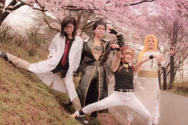 Cosplay「唯美與現實」只有一線之隔!現實照片一看秒軟 網崩潰:她的肚臍!