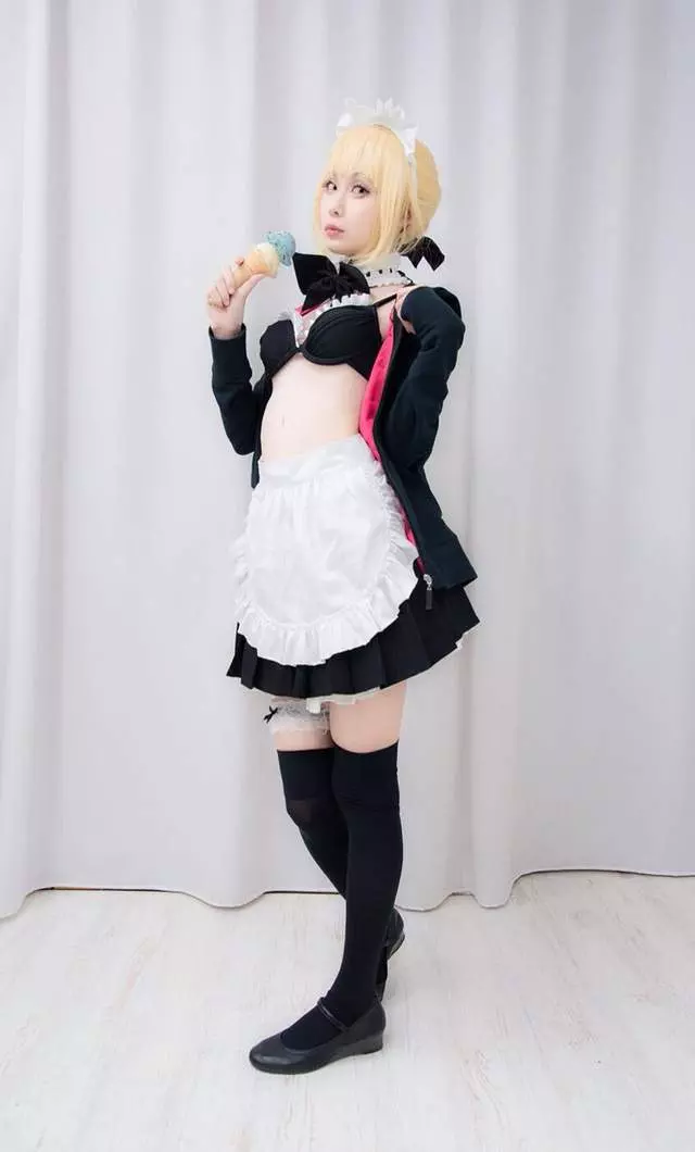 Cosplay「唯美與現實」只有一線之隔!現實照片一看秒軟 網崩潰:她的肚臍!