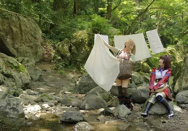 Cosplay「唯美與現實」只有一線之隔!現實照片一看秒軟 網崩潰:她的肚臍!