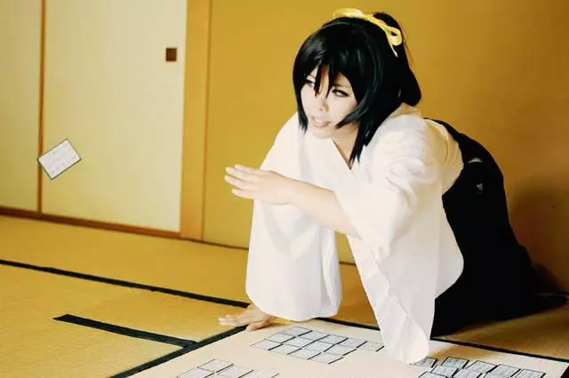 Cosplay「唯美與現實」只有一線之隔!現實照片一看秒軟 網崩潰:她的肚臍!