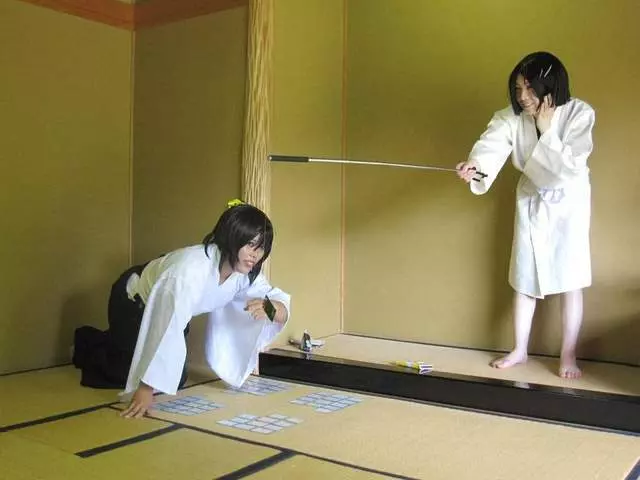 Cosplay「唯美與現實」只有一線之隔!現實照片一看秒軟 網崩潰:她的肚臍!