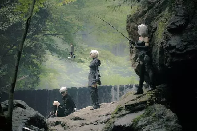 Cosplay「唯美與現實」只有一線之隔!現實照片一看秒軟 網崩潰:她的肚臍!