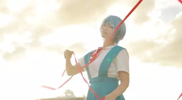 Cosplay「唯美與現實」只有一線之隔!現實照片一看秒軟 網崩潰:她的肚臍!