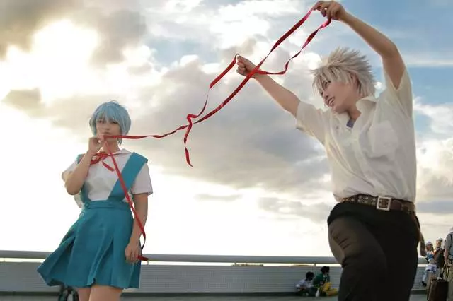 Cosplay「唯美與現實」只有一線之隔!現實照片一看秒軟 網崩潰:她的肚臍!