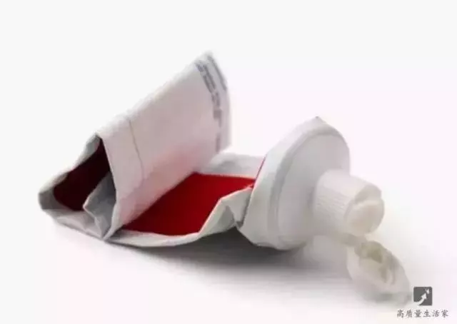 牙膏皮不要扔,簡單剪一下放在家裡,解開了很多人的煩惱!學起來~