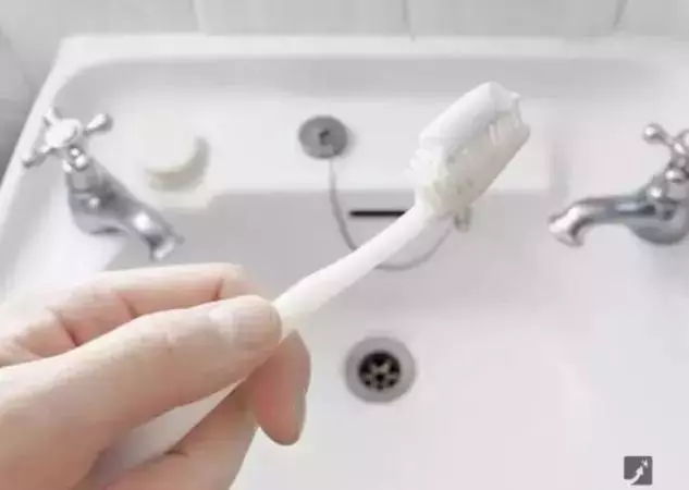 牙膏皮不要扔,簡單剪一下放在家裡,解開了很多人的煩惱!學起來~