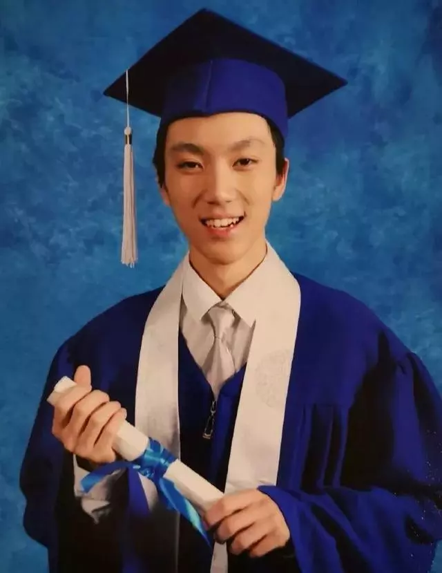 張藝謀現身兒子畢業典禮,一家五口同框撞臉,一個姿勢超顯父愛