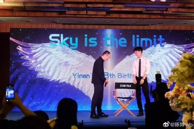 張藝謀現身兒子畢業典禮,一家五口同框撞臉,一個姿勢超顯父愛