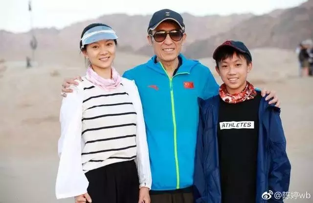 張藝謀現身兒子畢業典禮,一家五口同框撞臉,一個姿勢超顯父愛