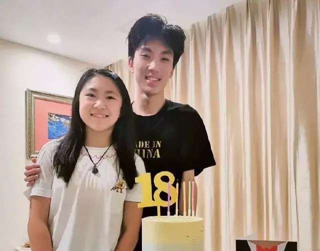 張藝謀現身兒子畢業典禮,一家五口同框撞臉,一個姿勢超顯父愛