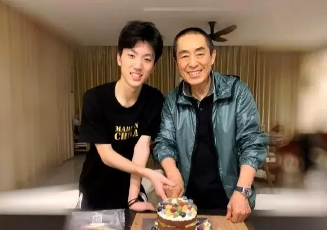 張藝謀現身兒子畢業典禮,一家五口同框撞臉,一個姿勢超顯父愛