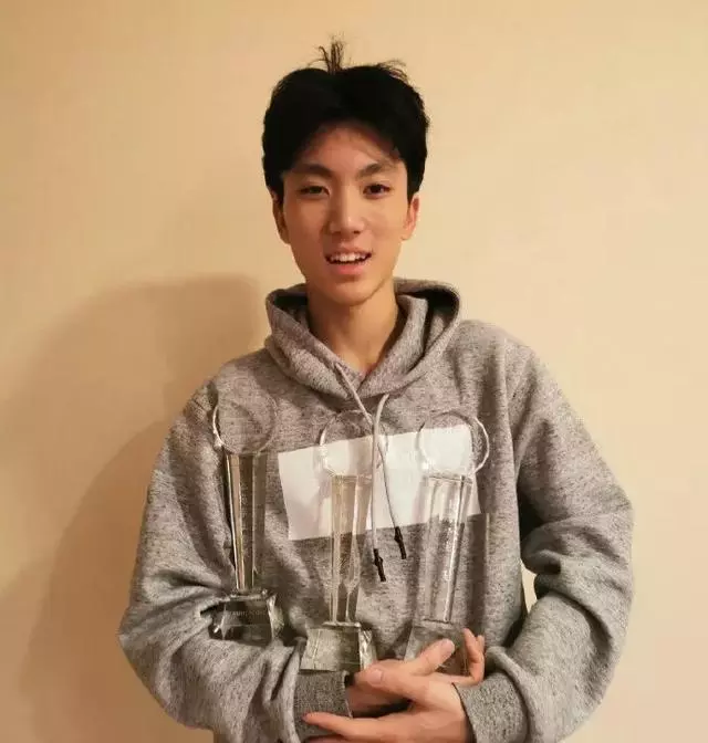 張藝謀現身兒子畢業典禮,一家五口同框撞臉,一個姿勢超顯父愛
