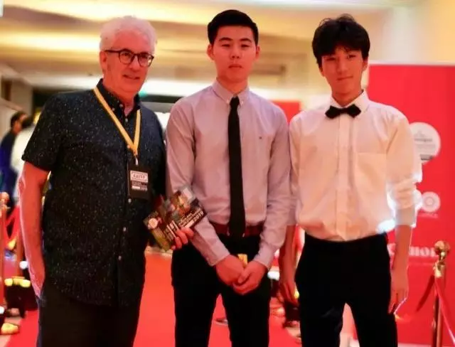 張藝謀現身兒子畢業典禮,一家五口同框撞臉,一個姿勢超顯父愛